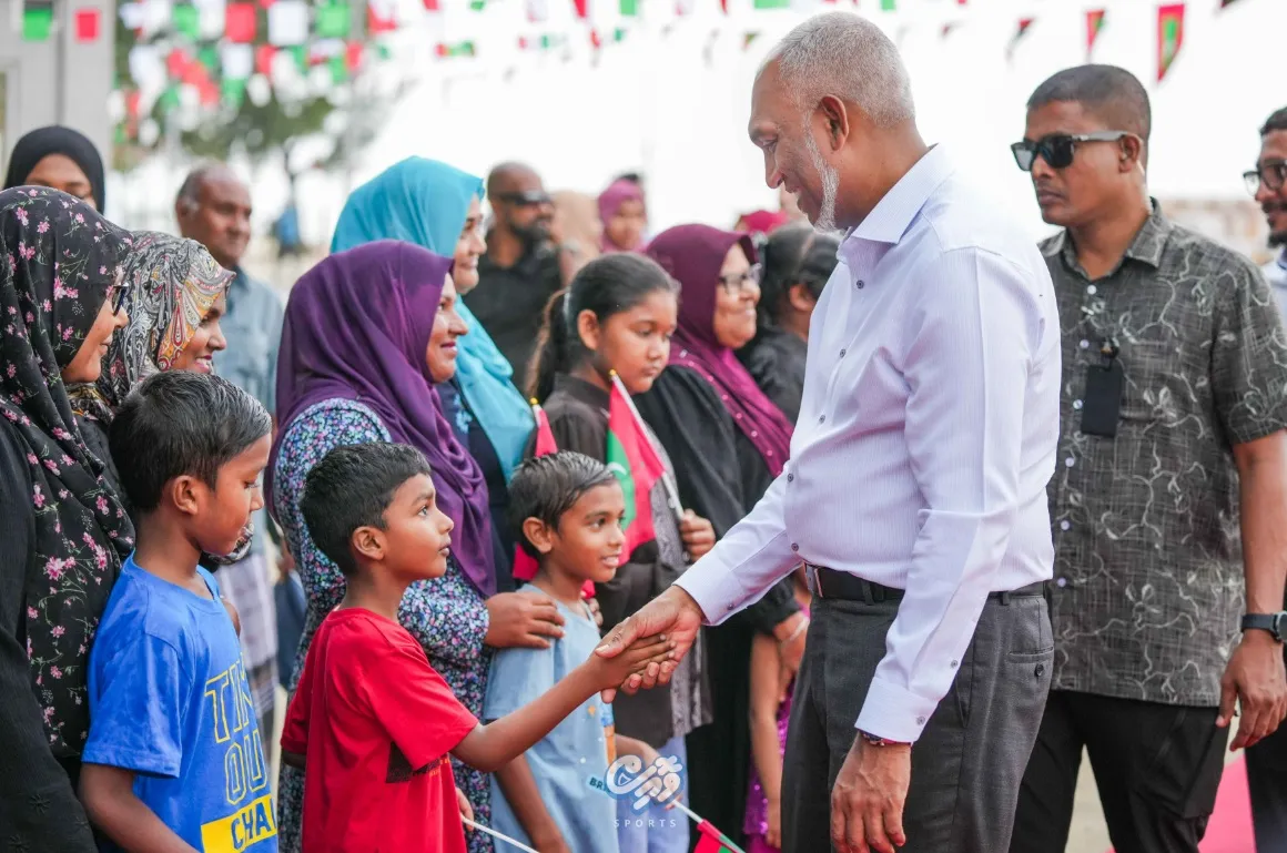 ރައީސް ޑރ.މުއިއްޒު އަތޮޅުތެރެއަށް ކުރެއްވި ދަތުރުފުޅެއްގެ ތެރެއިން... ފޮޓޯ: ރައީސް އޮފީސް