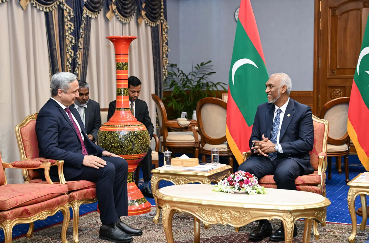 ތަޖަކިސްތާނު ސަފީރާއެކު ބޭއްވުނު މަޝްވަރާ ބައްދަލުވުމުގެ ތެރެއިން: ފޮޓޯ/ ރައީސް އޮފީސް