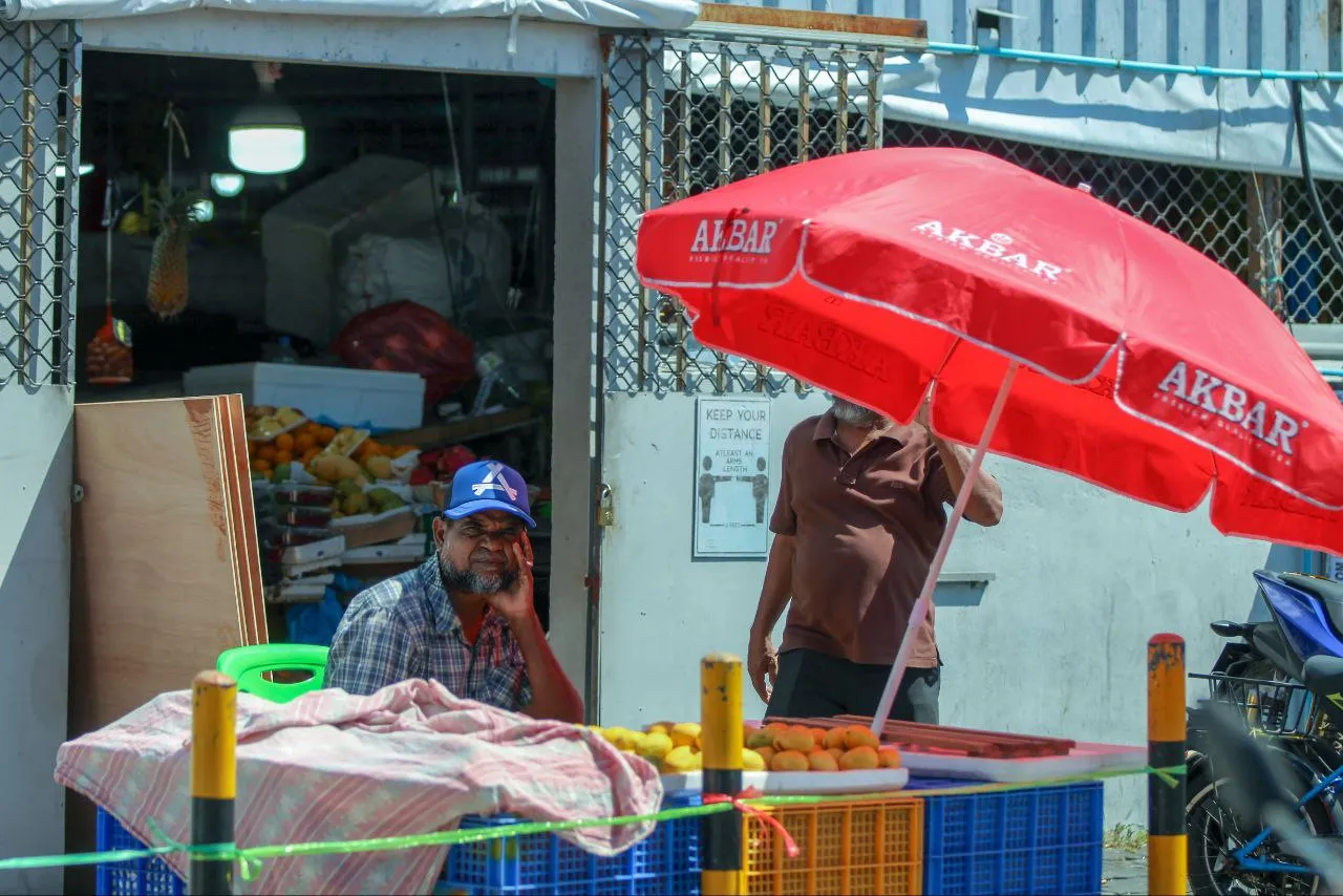 ހޫނުގަދަ ދުވަހެއްގައި ބާޒާރުމަތީގައި މީހަކު ދޮން އަނބު ވިއްކުމުގައި - ފައިލް ފޮޓޯ: ދުވަސް