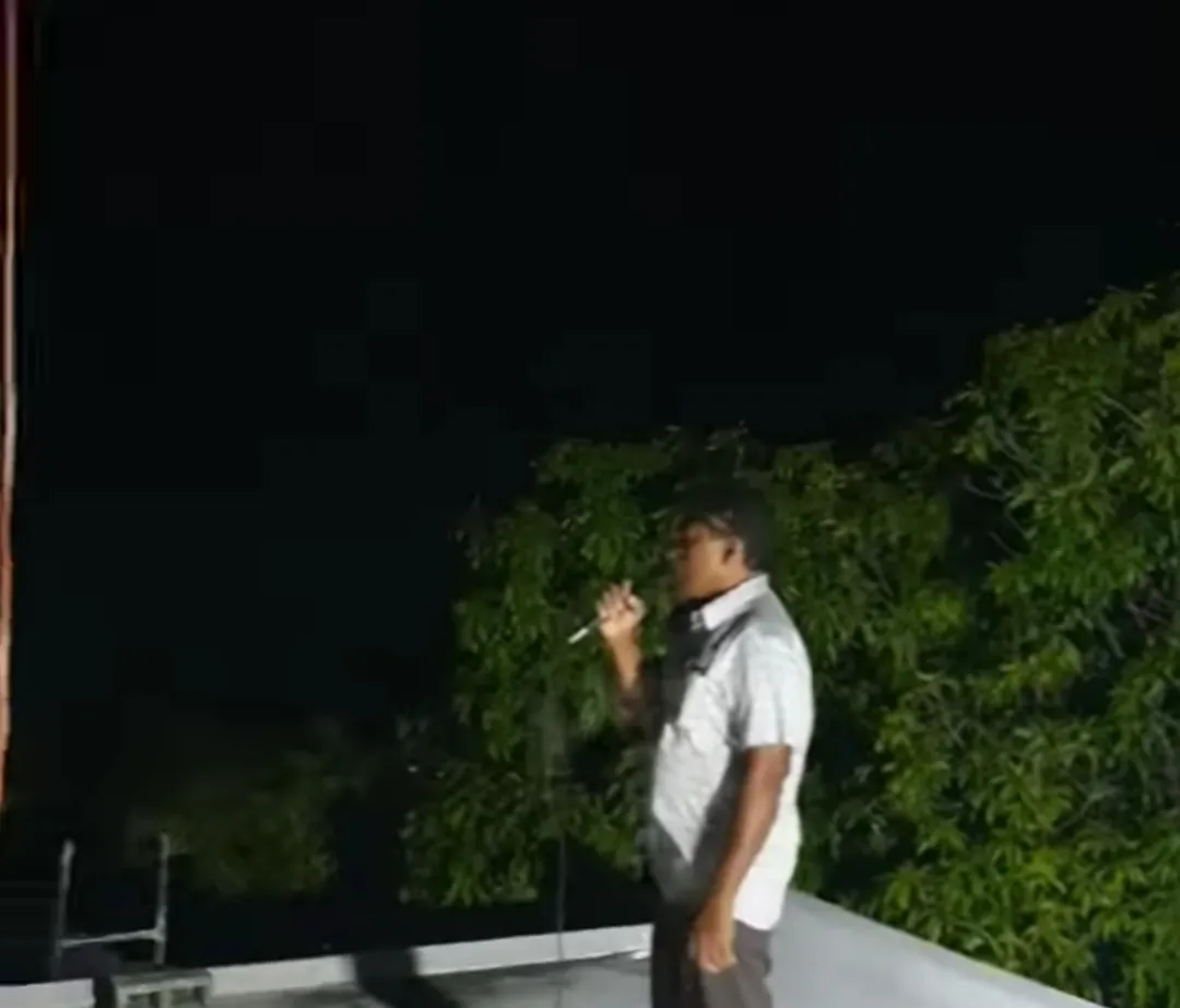 ޑިމޮކްރެޓްސް ގެ މެންބަރެއް، ގޭގައި ހުރެ، ރައީސް ޞާލިހާއި ދެކޮޅަށް ޝުއޫރު ފާޅުކުރަމުންދަނިކޮށް ހައްޔަރުކޮށްފި!