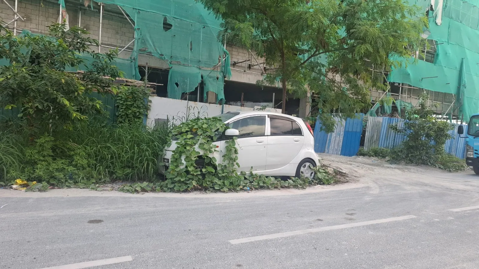 ހުޅުމާލެ ފޭސް ދޭއްގެ މަގުމައްޗަށް ދޫކޮށްލާފައިވާ ކާރެއް.. ފޮޓޯ: ވޮއިސް
