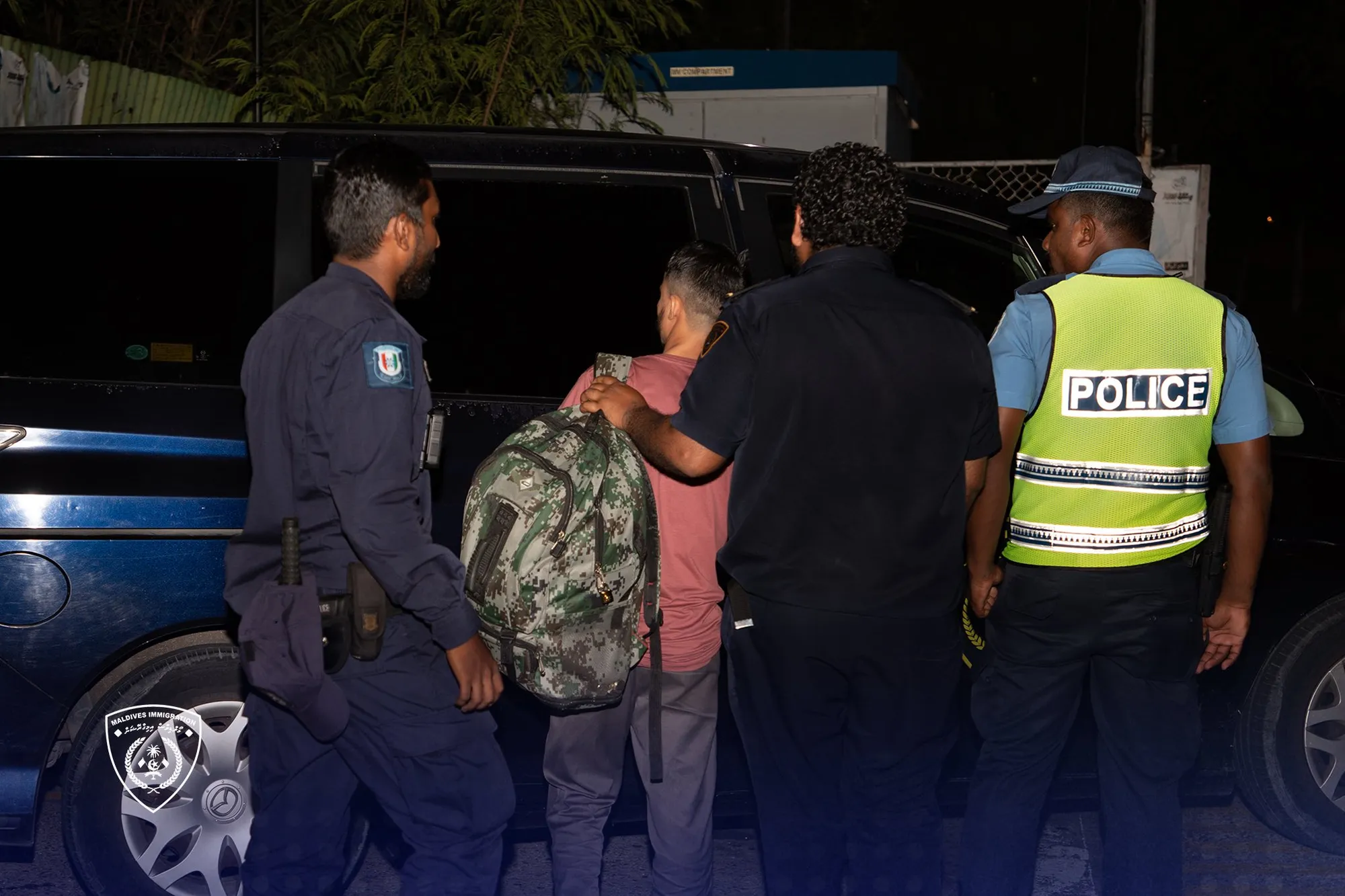ހުޅުމާލެ ފޭސް 1 ގައި ގަވާއިދާ ޚިލާފަށް ޓޭކްއަވޭ ކޮފީޝޮޕް ހިންގަމުންދިޔަކަމަށް ތުހުމަތުކުރެވޭ ބިދޭސީން ހައްޔަރުކުރުން: ފޮޓޯ/ އިމިގްރޭޝަން