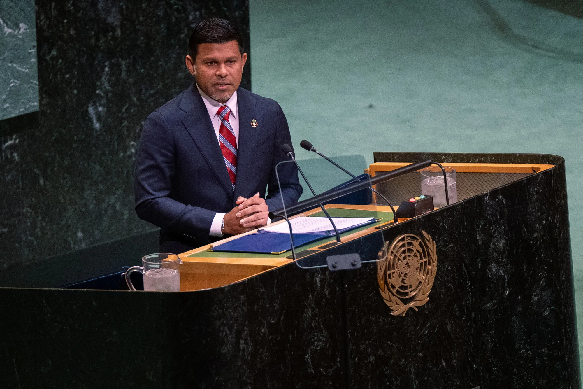 ނައިބު ރައީސް އދ. ގެ އާންމު މަޖިލީހުގައި ތަގުރީރު ކުރައްވަނީ -- ފޮޓޯ: ރައީސް އޮފީސް