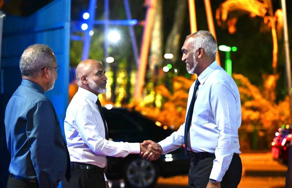 އެޑިޔުކޭޝަން މިނިސްޓަރ ޝަފީޢު އަދި ރައީސް މުޢިއްޒު: ފޮޓޯ/ ރައީސް އޮފީސް