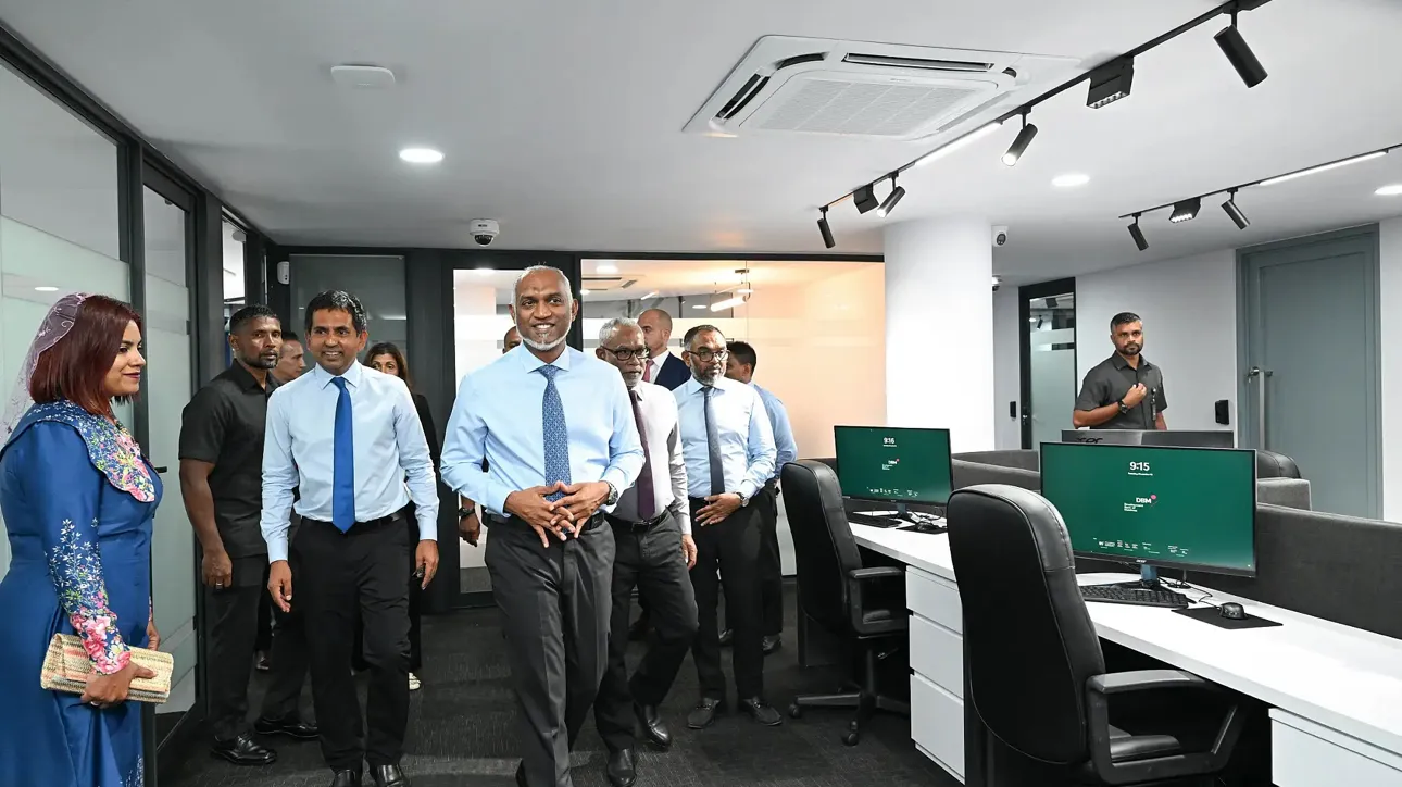 ރައީސް މުއިއްޒު އާއި ސަރުކާރުގެ އިސް ބޭފުޅުން ޑިވެލޮޕްމަންޓް ބޭންކް އޮފް މޯލްޑިވްސް (ޑީބީއެމް) ބައްލަވާލައްވަނީ (ފޮޓޯ/ރައީސް އޮފީސް)