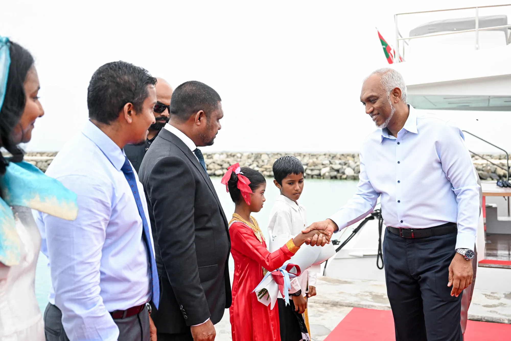 ރައީސްގެ ދެކަނބަލުންނަށް އުކުޅަހުން މަރުހަބާ ކިޔަނީ -- ފޮޓޯ: ރައީސް އޮފީސް