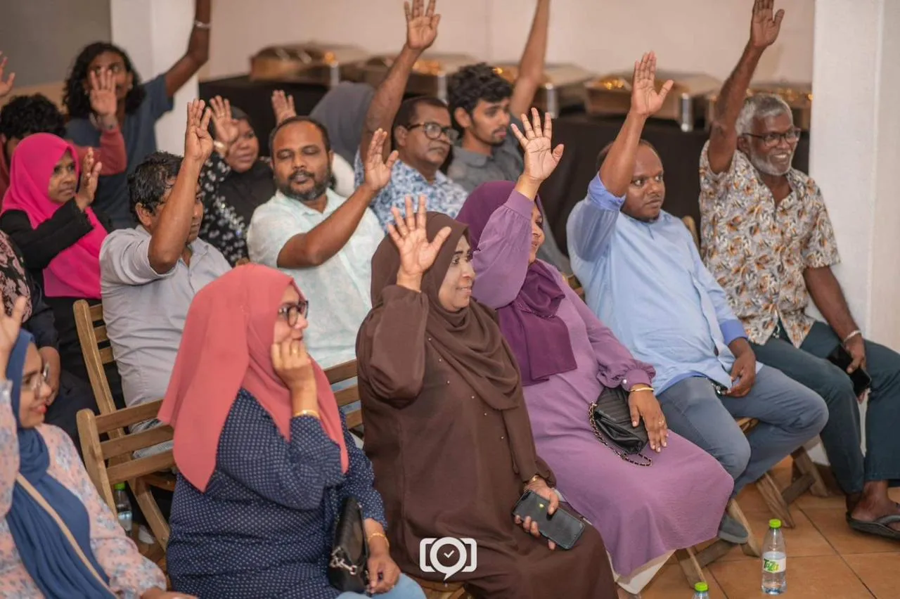 ދަ ކޮމަނާސް ޖަމިއްޔާގެ ތާއީދު ޑރ. މުއިއްޒަށް!