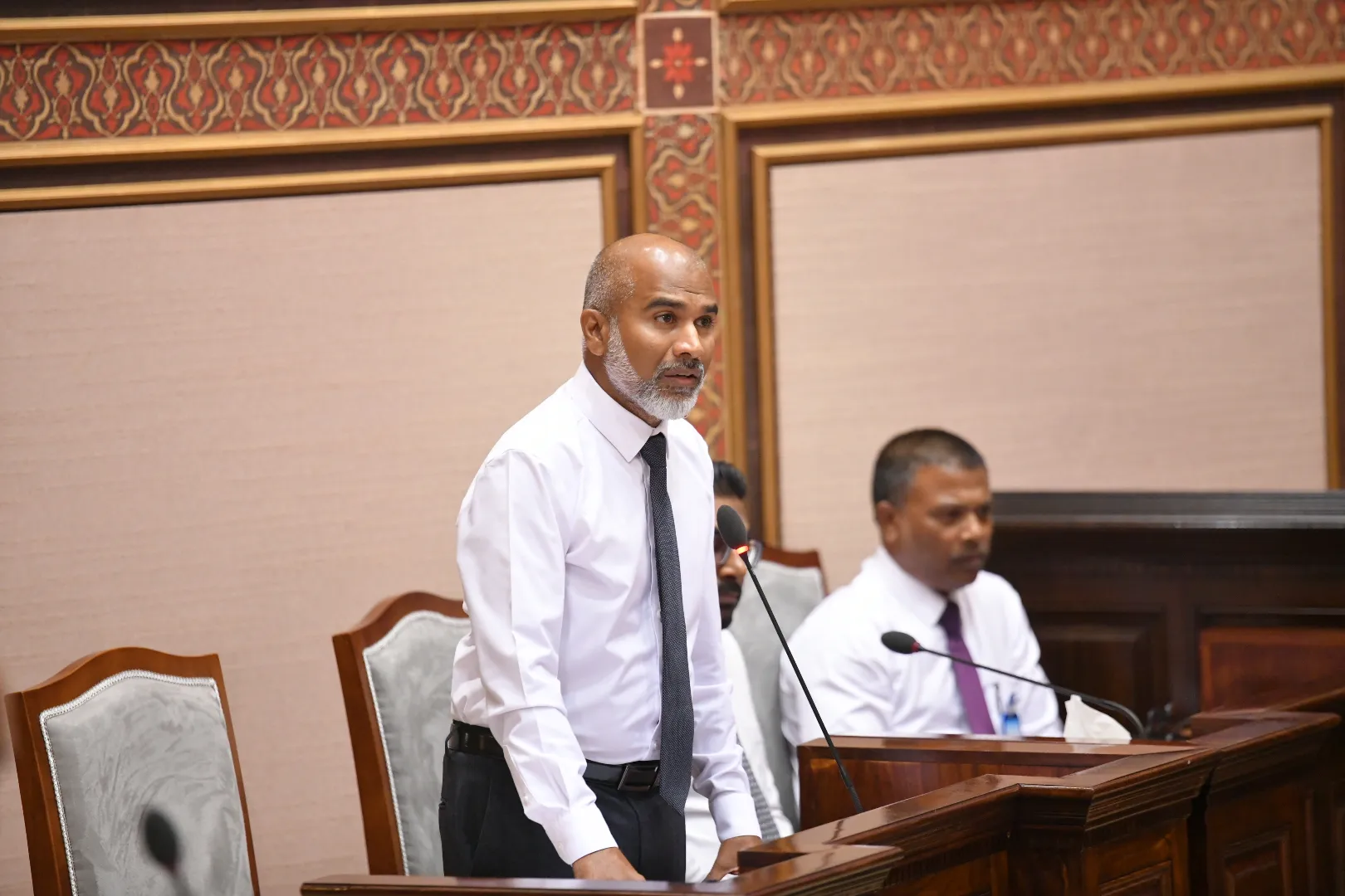 މިނިސްޓްރީން އިތުރު ހަރަކާތައް ބާއްވަމުން ދިޔައީ ޓީޗަރުންގެ ނަފްސާނީ ދުޅަހެޔޮކަމަށް ބެލުމެއްނެތި: ޑރ. ޝަފީޢު