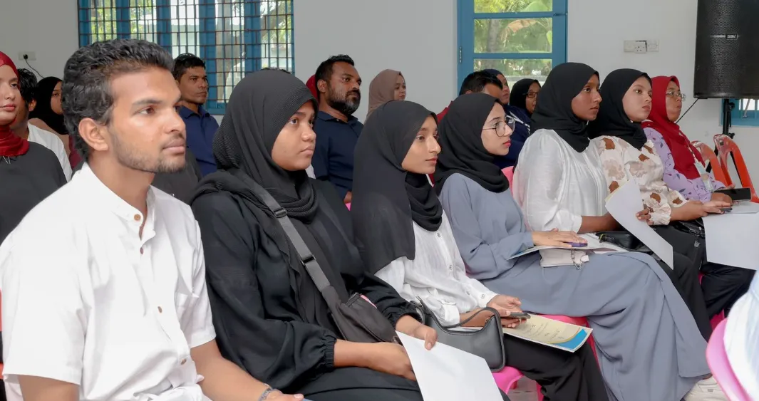 ފުވައްމުލަކާއި އައްޑޫ ސިޓީގެ ނޫސްވެރިންނަށް ހިންގި ތަމްރީން ޕްރޮގްރާމުގެ ތެރެއިން - ފޮޓޯ: ޒުވާނުން ބާރުވެރިކުރުވުމާއި، މަޢުލޫމާތާއި ފަންނާ ބެހޭ ވުޒާރާ