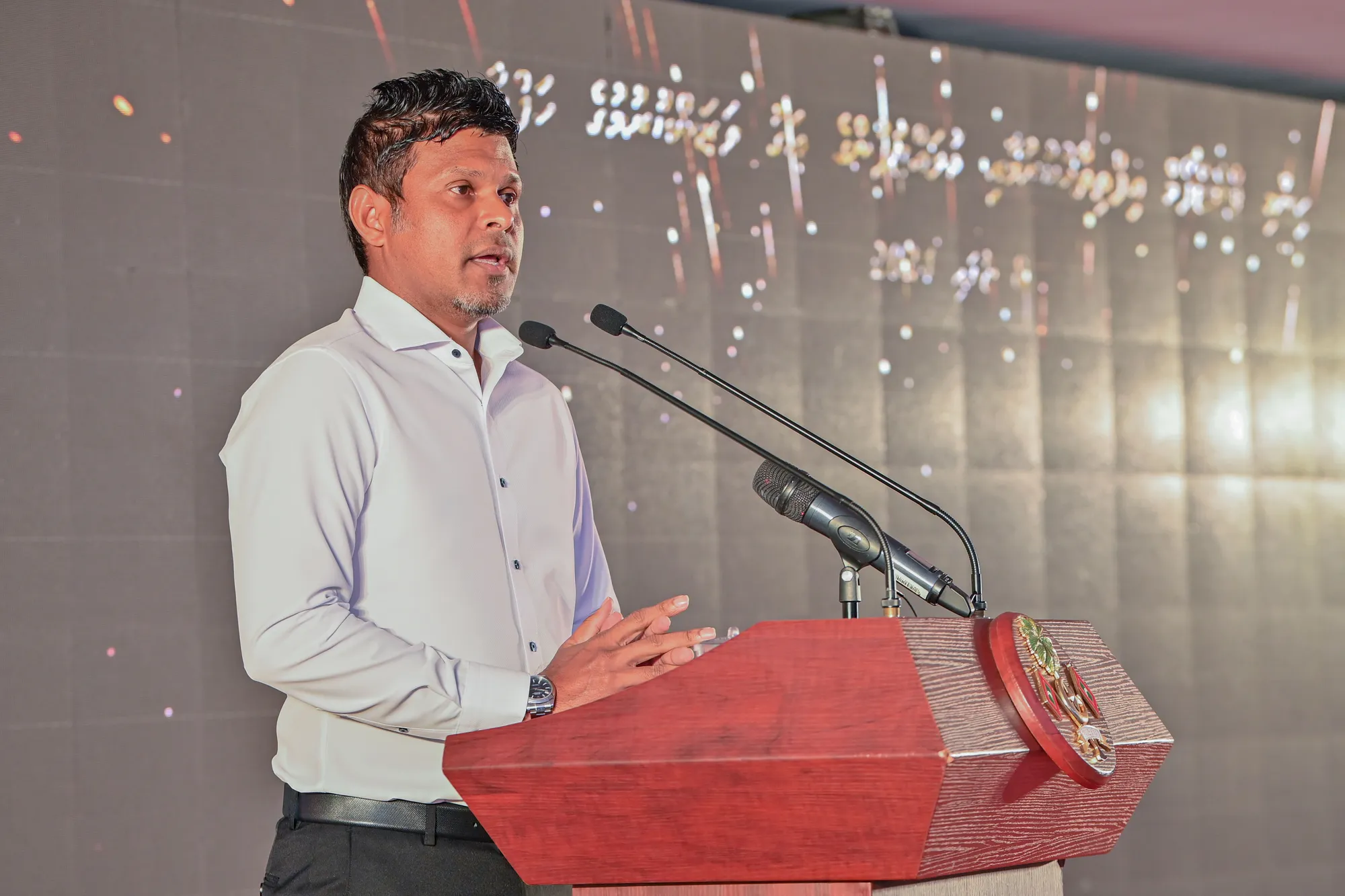 އެންޓި-ކޮރަޕްޝަން ކޮމިޝަނުގެ "ކޮރަޕްޝަން ރިސްކު ސެލްފް އެސެސްމަންޓް ޓޫލްކިޓުގެ ޑިޖިޓައިޒް ޕްލެޓްފޯމް" ރަސްމީކޮށް އިފުތިތާޙްކުރުމުގެ ގޮތުން ބޭއްވި ޖަލްސާގައި ނާއިބު ރައީސް ވާހަކަ ދައްކަވަނީ: ފޮޓޯ/ ރައީސް އޮފީސް