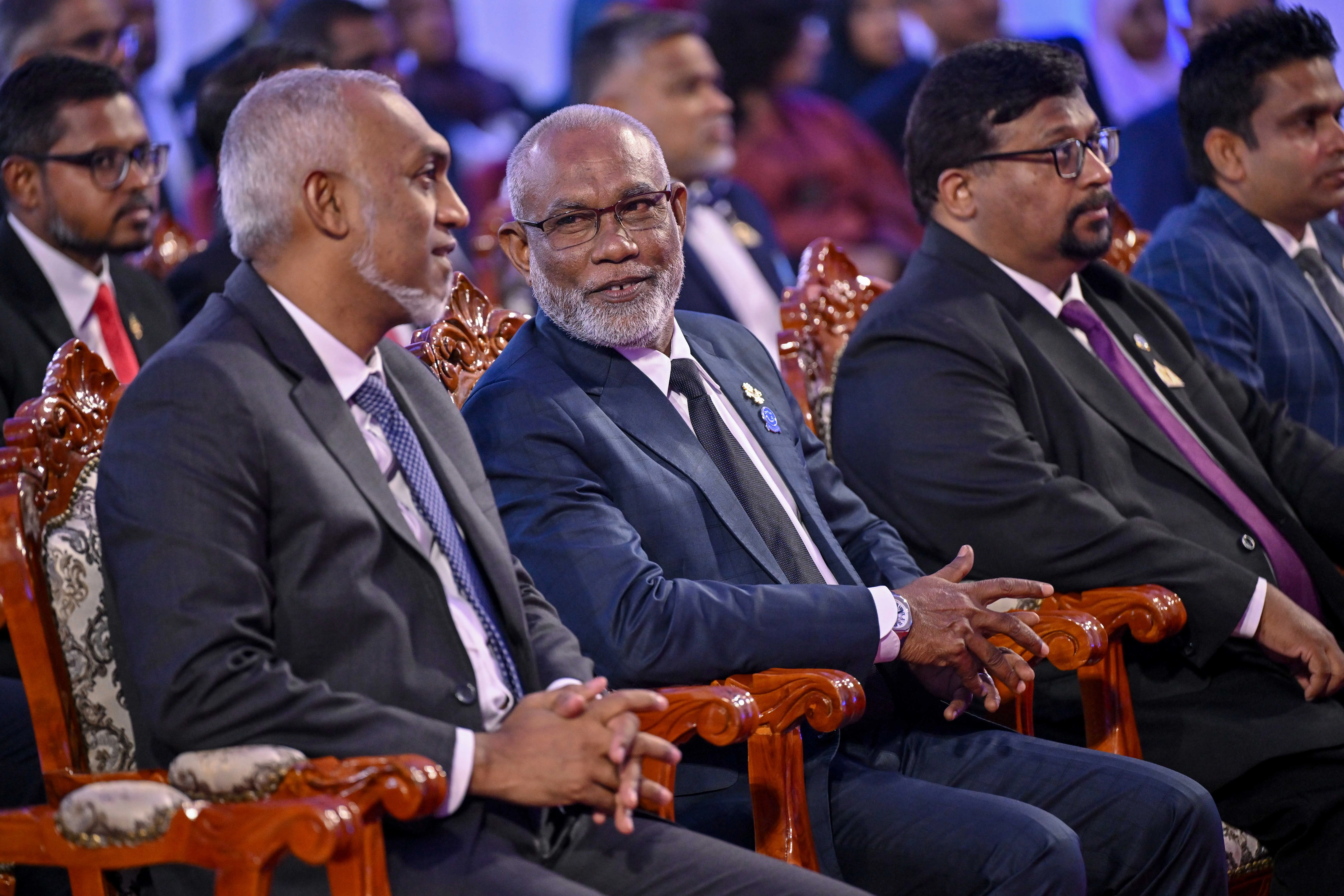 ވަޒީފާއެއްގެ ވާގަނޑުން ގިނަ ދިވެހީންގެ މިނިވަންކަން ބަނދެލާފައި