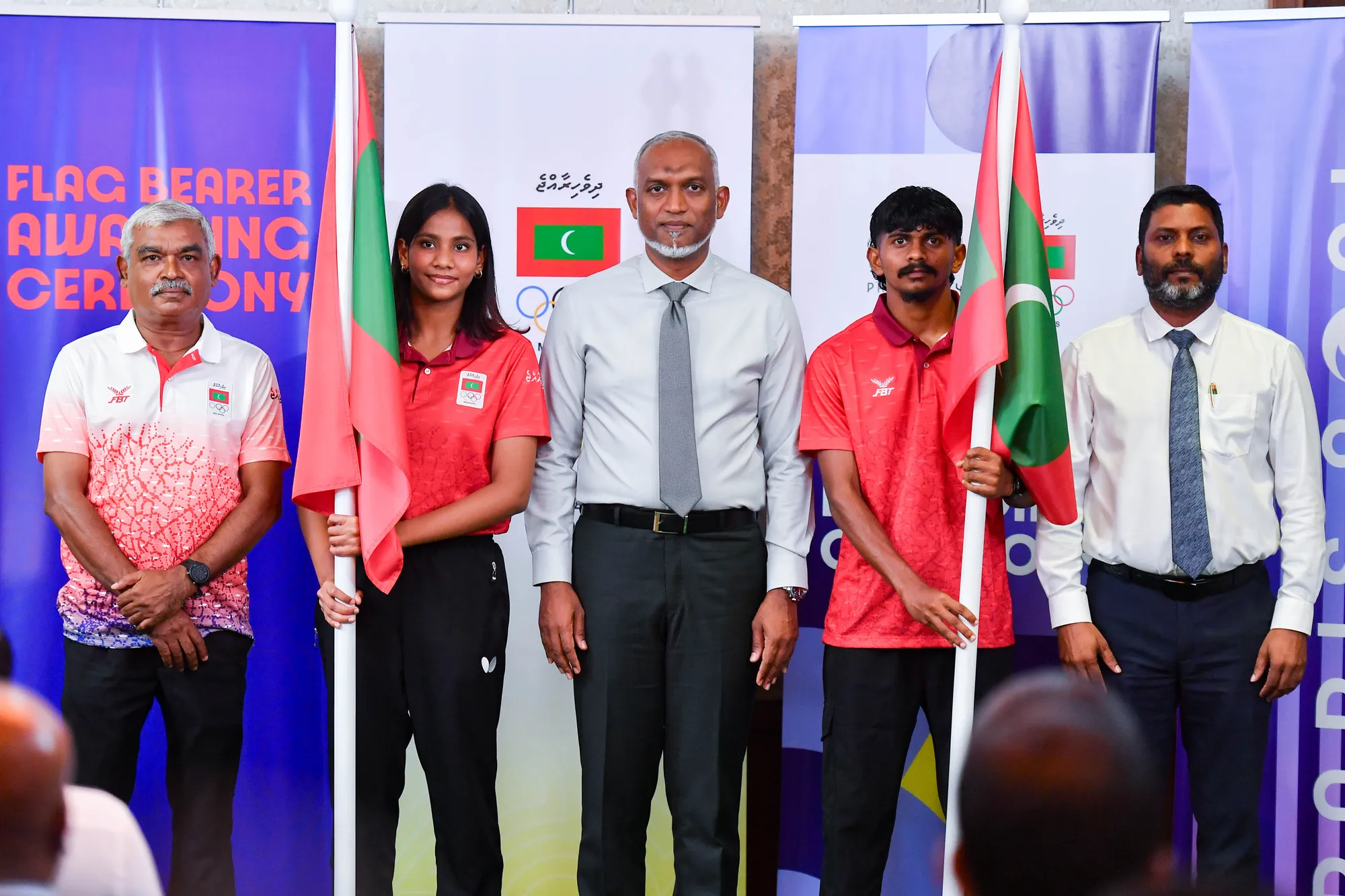 ރައީސް ޑރ.މުޢިއްޒު، ދީމާ އަދި އިބާދުﷲ އަށް ދިދަ ހަވާލުކޮށްދެއްވުން-- ފޮޓޯ: ރައީސް އޮފީސް