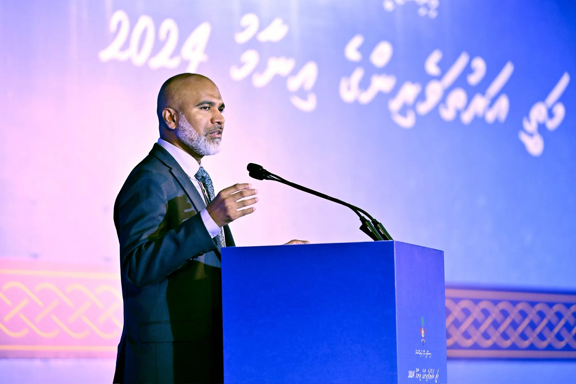 މަތީ އަރުތަވެރިންގެ އިނާމު ދިނުމުގެ ރަސްމިއްޔާތުގައި ޝަފީޢު ވާހަކަދައްކަވަނީ- ފޮޓޯ/ ރައީސް އޮފީސް