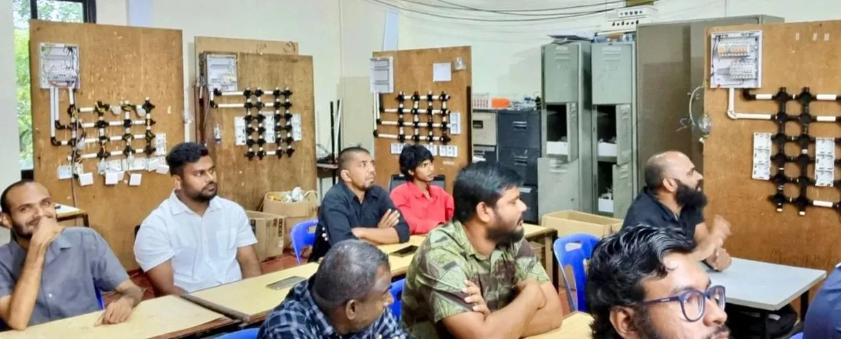 ޕޮލިޓެކްނިކާއި ގުޅިގެން ނުކުޅެދުންތެރިކަން ހުންނަ ފަރާތްތަކަށް ޚާއްސަކޮށް ކަރަންޓު މަސައްކަތް ދަސްކޮށްދޭ ކޯހެއް