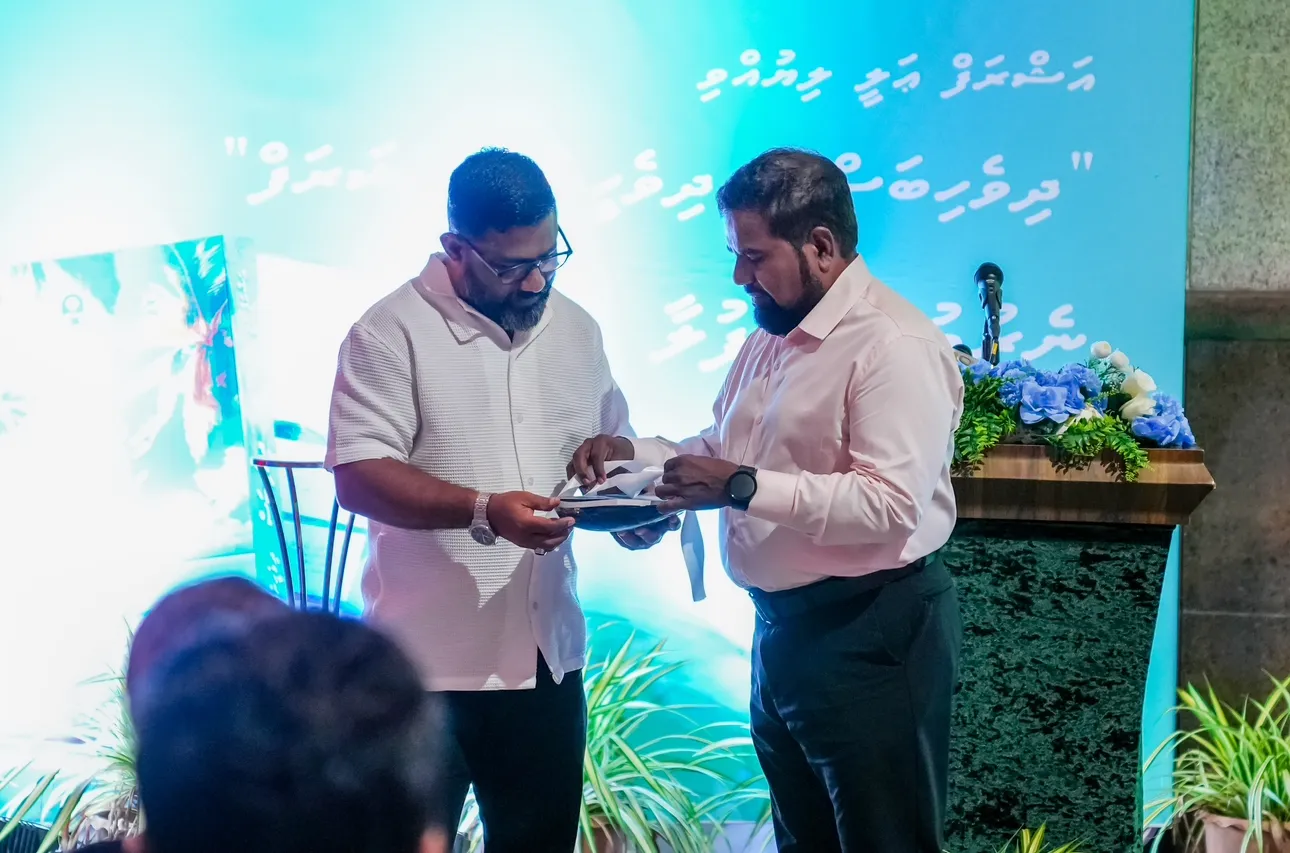 ދިވެހިބަހުގެ އެކެޑެމީގެ ކުރީގެ ރައީސް އަޝްރަފް އަލީ ލިޔުއްވާފައިވާ "ދިވެހިބަސް - ދިވެހީންގެ ޝަރަފު" ފޮތް ނެރުން: ފޮޓޯ/ ވޮއިސް