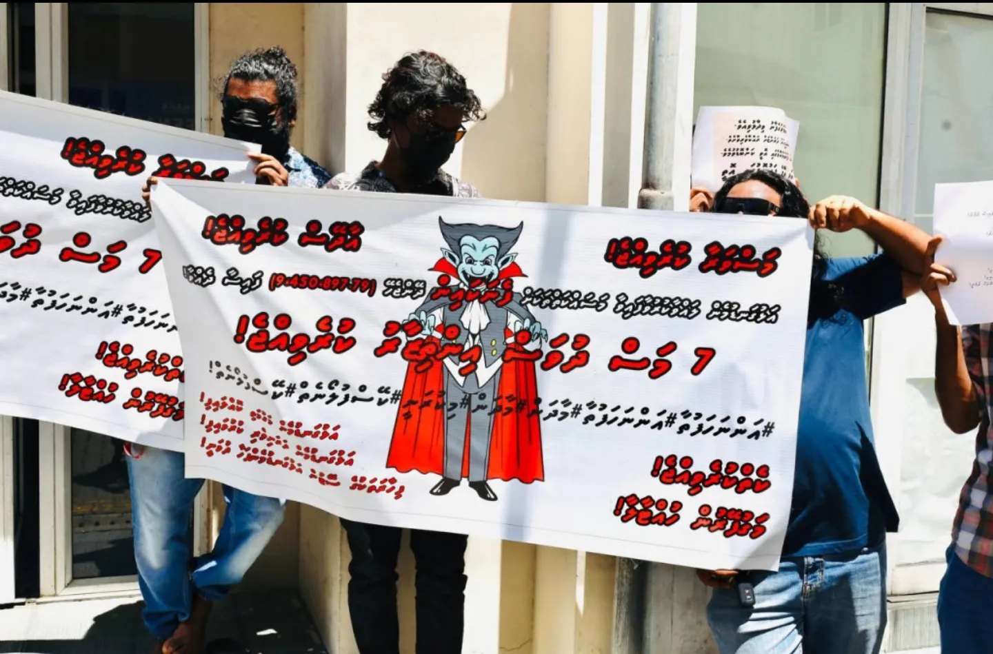 ފައިސާ ނުދޭ މައްސަަލައިގައި ފެނަކަައިގެ ސަޕްލަޔަރުން އިހްތިޖާޖަށް