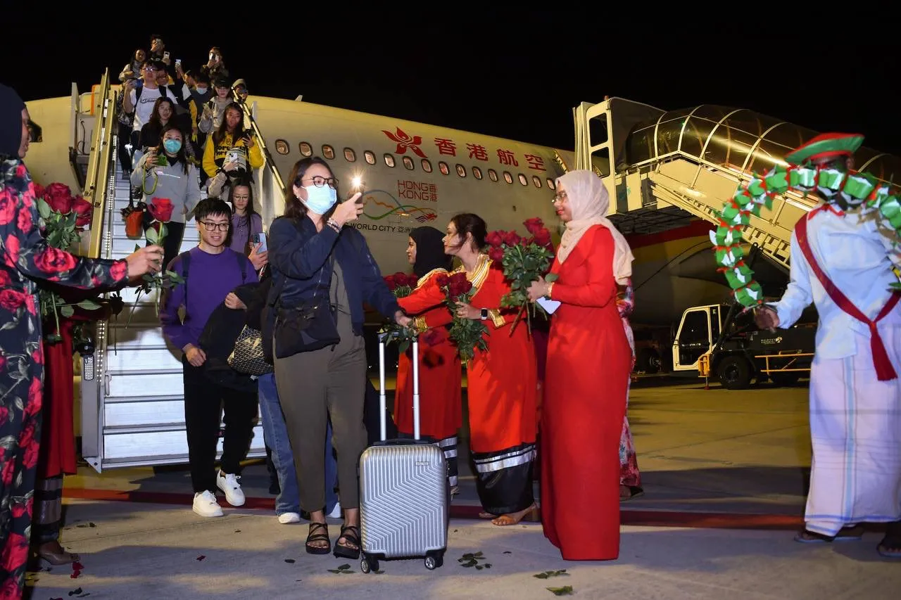 Passengers and crew of HX791 warmly greeted by Visit Maldives/MMPRC upon arrival