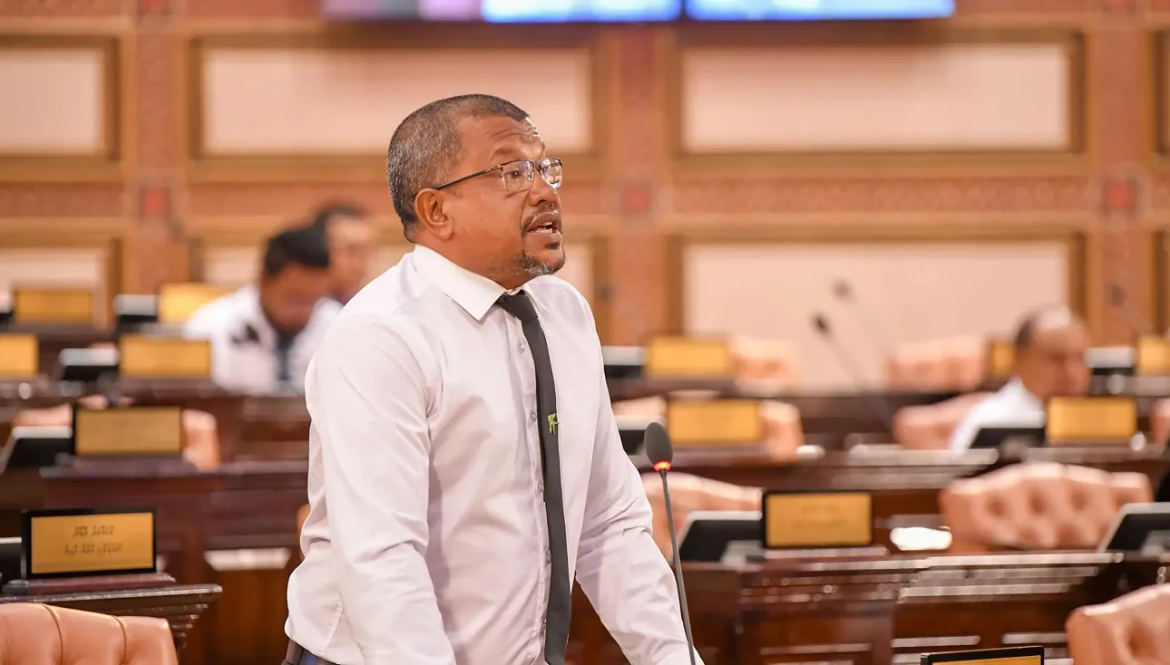 ގަލޮޅު އުތުރު ދާއިރާގެ މެންބަރު މުހައްމަދު އިބްރާހިމް މަޖިލީހުގެ ޖަލްސާއެއްގައި ވާހަކަ ދައްކަވަނީ (ފޮޓޯ/ މަޖިލިސް)