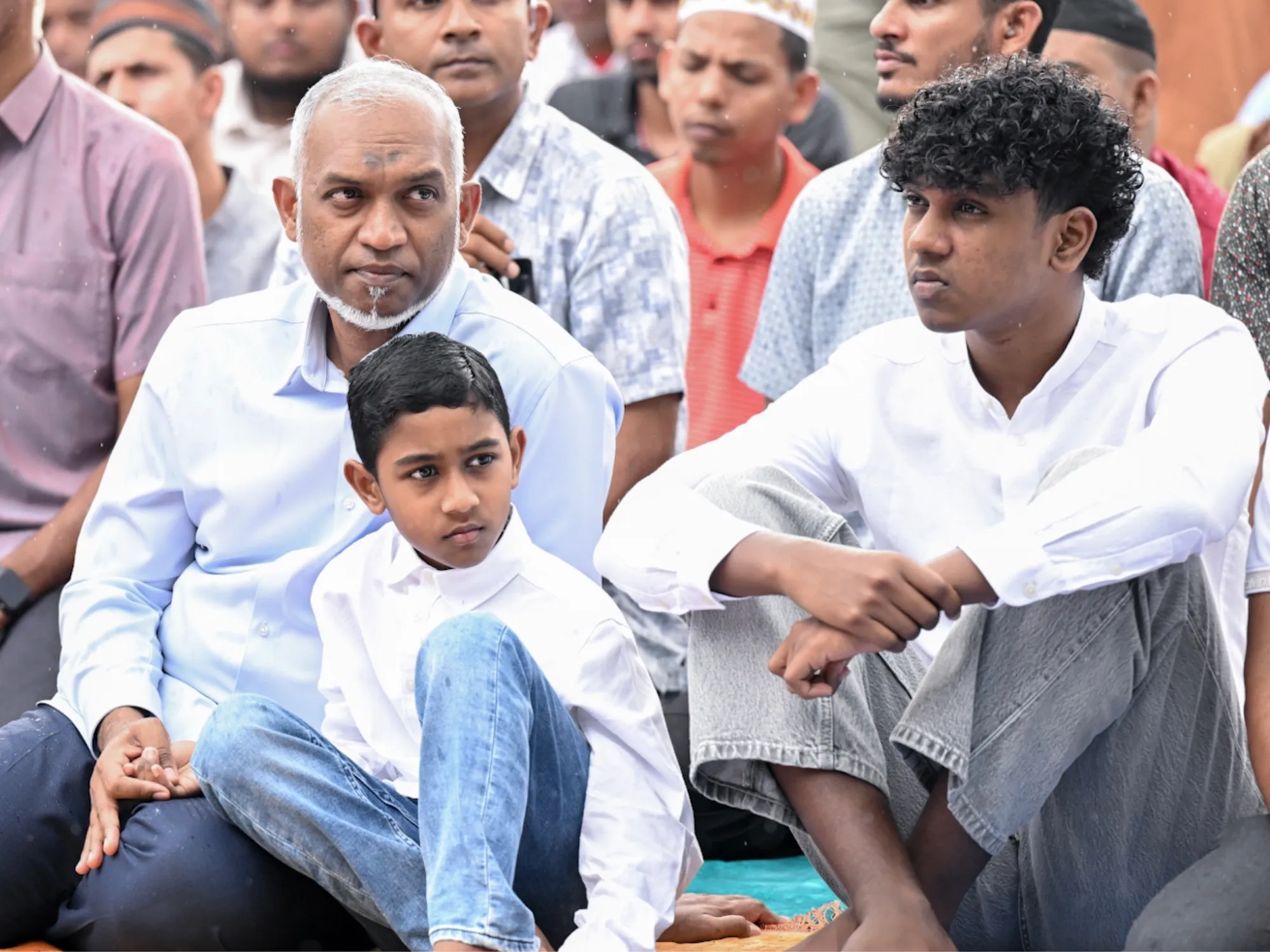 ރައީސް މުއިއްޒު، އެމަނިކުފާނުގެ ފިރިހެން ބޭފުޅުންނާއެކު އީދު ނަމާދުގެ ޖަމާއަތުގައި -- ފޮޓޯ: ރައީސް އޮފީސް