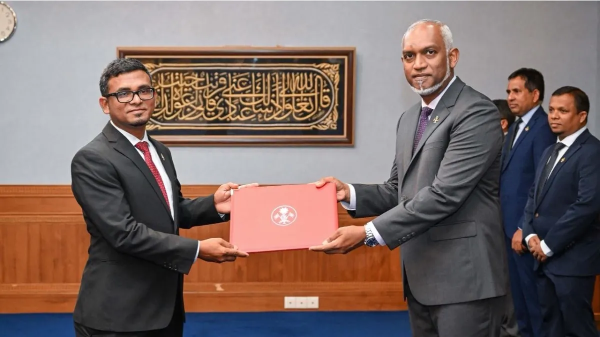 President Dr.Muizzu presenting the appointment letter to MMA Governor Ahmed Munawar (Photo/President’s Office)